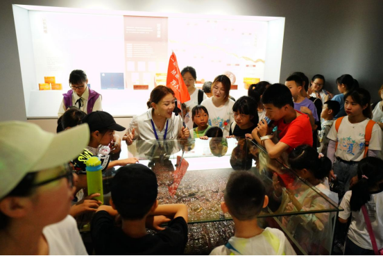 欢迎!浙江师范大学教师教育学院“童心夏梦”实践队带领百位小朋友参观浙江龙泉佳宝生物科技有限公司(图6) 欢迎!浙江师范大学教师教育学院“童心夏梦”实践队带领百位小朋友参观浙江龙泉佳宝生物科技有限公司(图6)