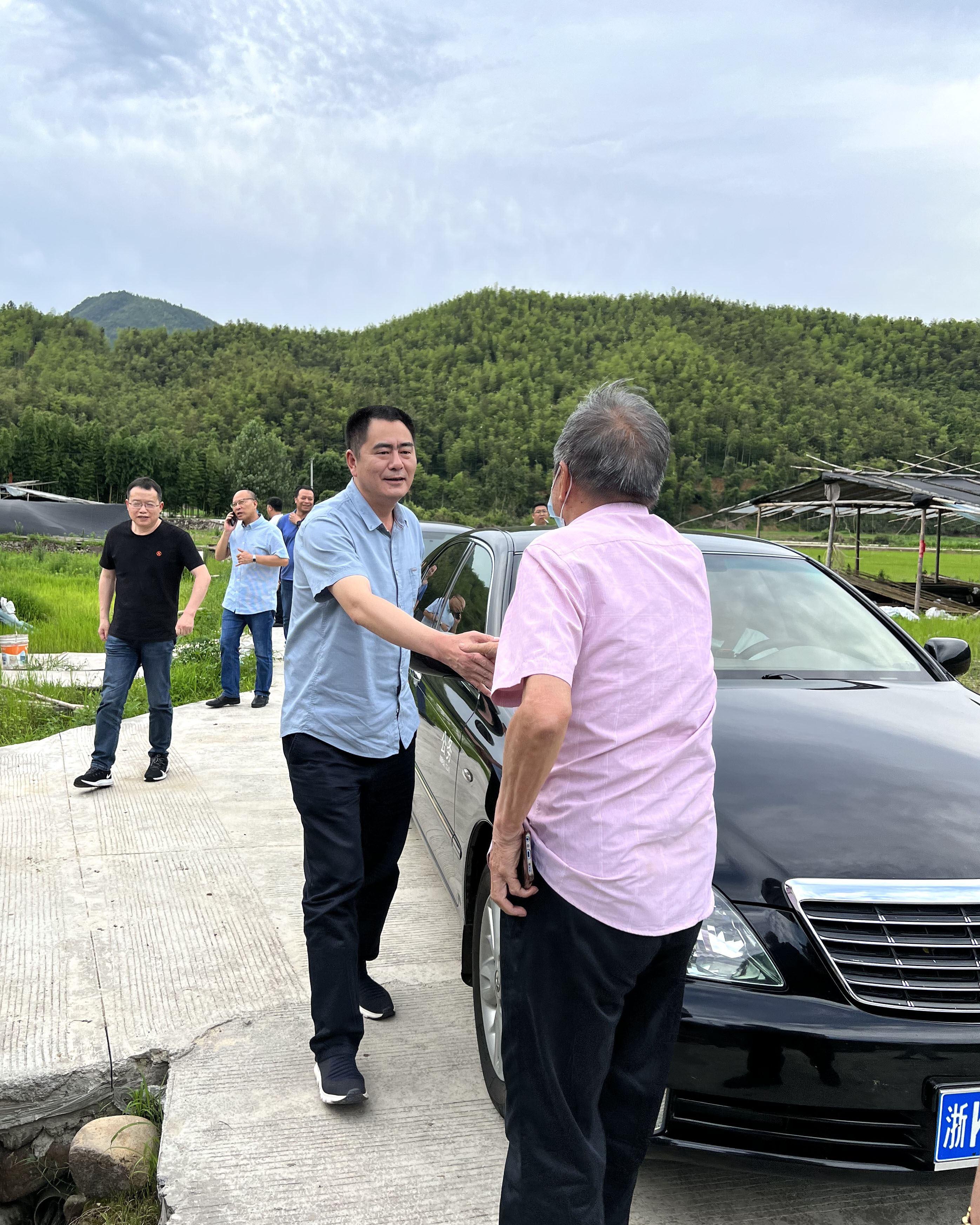 仙芝谷快讯||龙泉市政协、农业农村局、八都镇政府等一行领导来仙芝谷灵芝基地参观调研(图1)